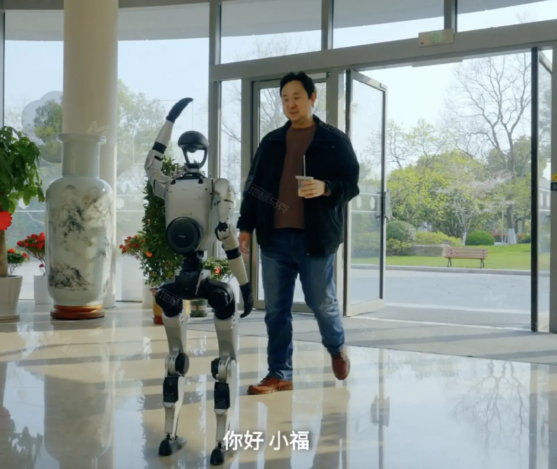 清明祭扫新风尚 —— “小福”人形机器人开启暖心服务