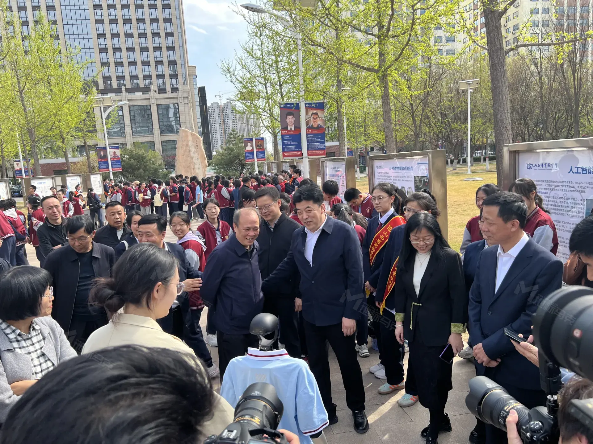 山西实验中学人形机器人 —— 教育创新的科技先锋