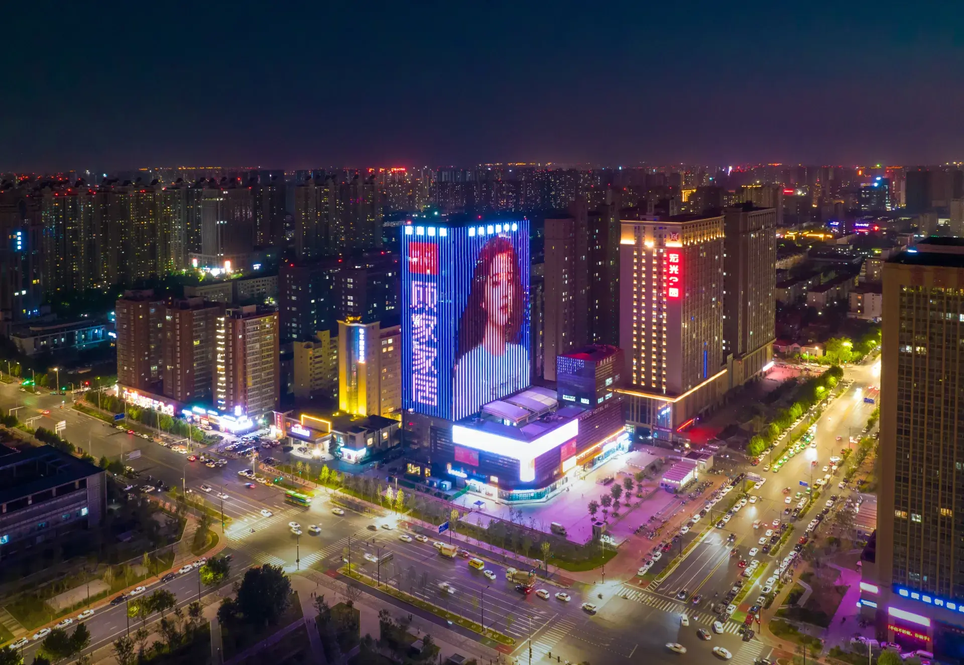 https://static.whalebuilding.com/markWebTest/support/ouyangnana.jpg