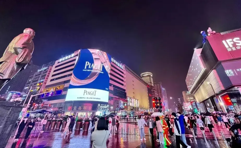 https://static.whalebuilding.com/markWebTest/support/wuyiguangchangguojinzhongxinnanping.jpg